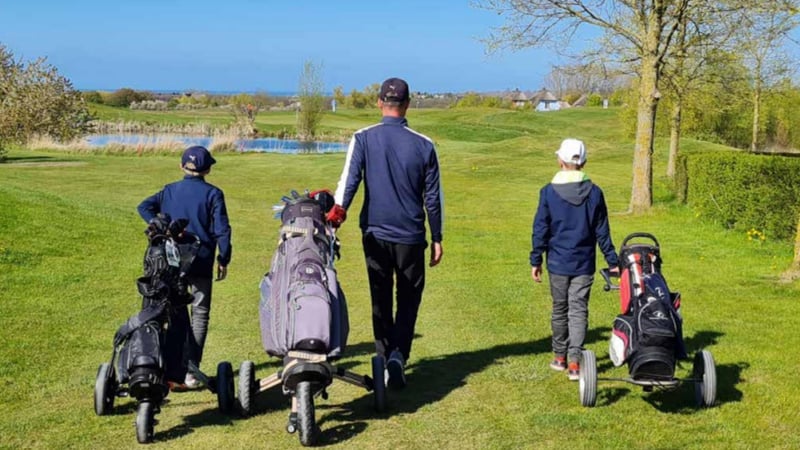 Jung und Alt gemeinsam auf dem Golfplatz beim 