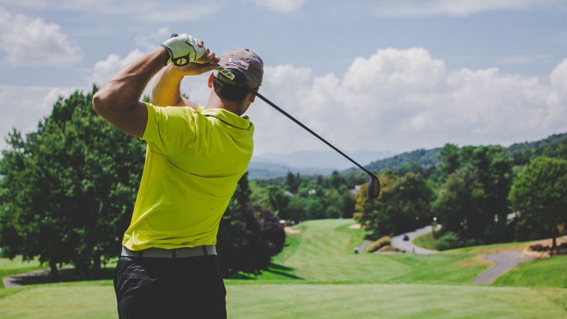 Die Schweiz hat einige schöne Golfplätze zu bieten. (Foto: Unsplash / Courtney Cook)