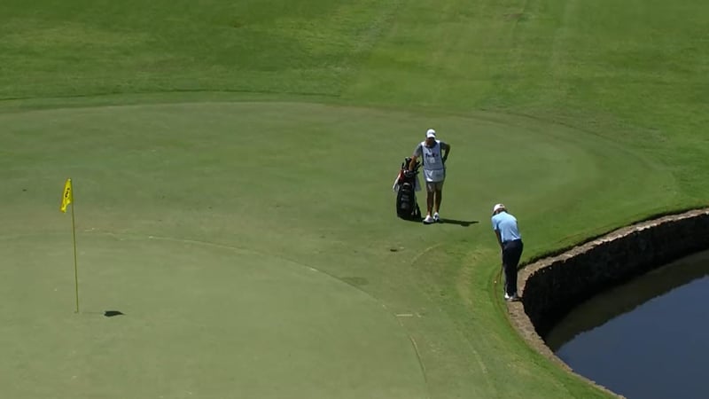 Die entsprechende Szene: Cameron Smith spielt den Ball, der nach dem Drop die rote Linie berührt. (Foto: Screenshot Twitter/@ PGA Tour)