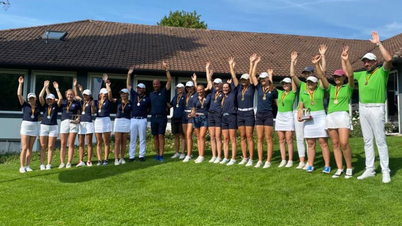 Die Mädchen des GC St. Leon-Rot (Bildmitte) freuen sich über den Titel des Deutschen Mannschaftsmeisters in der Altersklasse 18. Auch bei Silbermedaillengewinner Hamburger GC Falkenstein (links) und Bronzesieger Stuttgarter GC Solitude ist der Jubel groß. (Foto: Langer Sport Marketing)