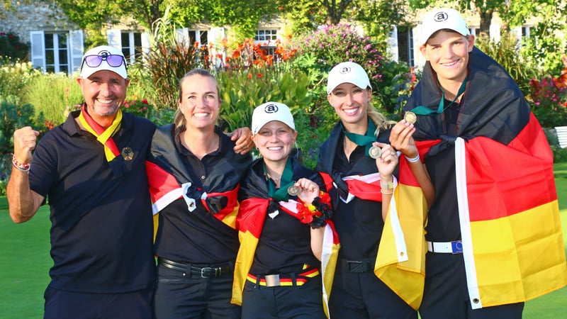 Bronze für Team Deutschland bei der Team-WM: Celina Sattelau (Bildmitte), Alexandra Försterling und Helen Briem, unterstützt von Bundestrainer Stephan Morales und Kapitänin Pia Gassner (von links). (Foto: DGV/Stebl)