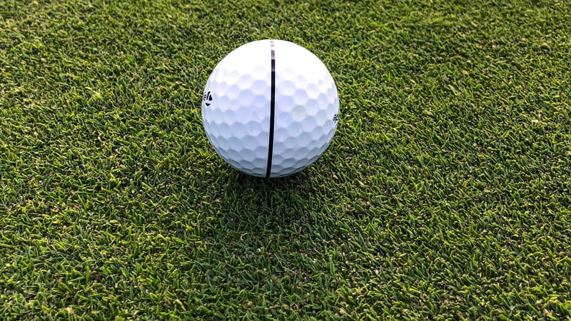 Markierungen auf dem Golfball helfen nicht nur beim Putten. (Foto: unsplash.com/Robert Ruggiero)