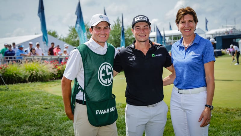 Taylor Sarovich (Evans Scholar), Viktor Hovland, Ilka Horstmeier (​​Mitglied des Vorstands der BMW AG). (Foto: BMW Group)