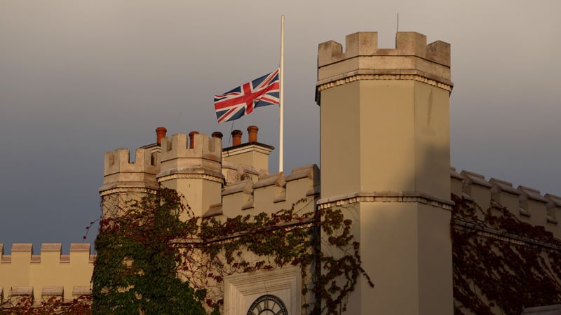 Die Flagge von Wentworth auf Halbmast: So reagiert die Golfwelt auf den Tod der Queen. (Foto: Getty)