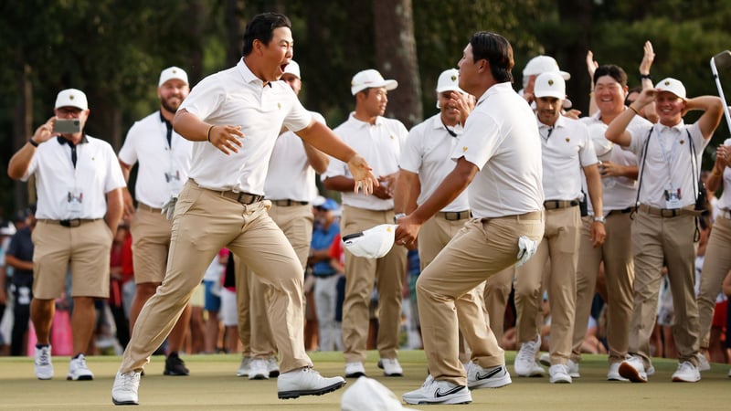 Tom Kim feiert mit Si Woo Kim nach dem wichtigen Sieg gegen Cantlay und Schauffele beim Presidents Cup 2022. (Foto: Getty)