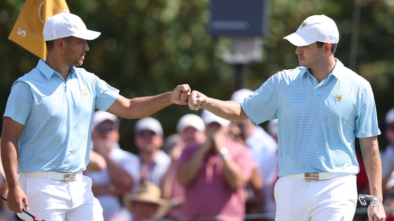 Xander Schauffele (li.) und Patrick Cantlay dominieren an Tag 1 des Presidents Cup 2022. (Foto: Getty)