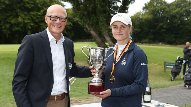 Tessa Kremser (rechts) ist die neue Deutsche Meisterin der AK 18 der Mädchen. DGV-Sportvorstand Marcus Neumann freut sich mit der Spielerin des GC St. Leon-Rot. (Foto: DGV/Wolfgang Maxwitat)