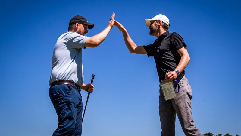 Special Olympics Athlet Matthias Schott (links) klatscht mit Stefan Waas (rechts, Deutscher Golf Verband) bei den Nationalen Spielen Berlin 2022 ab. (Foto: Sarah Rauch / LOC)