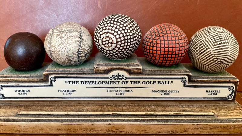 Historische Parade: Der Golfball und seine Entwicklung durch die Jahrhunderte als 