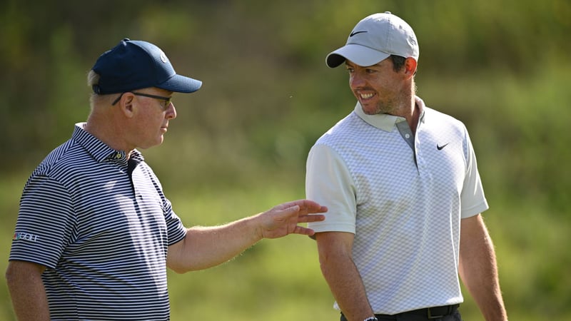 Keith Pelley, Boss der DP World Tour, und Rory McIlroy im Gespräch. (Foto: Getty)