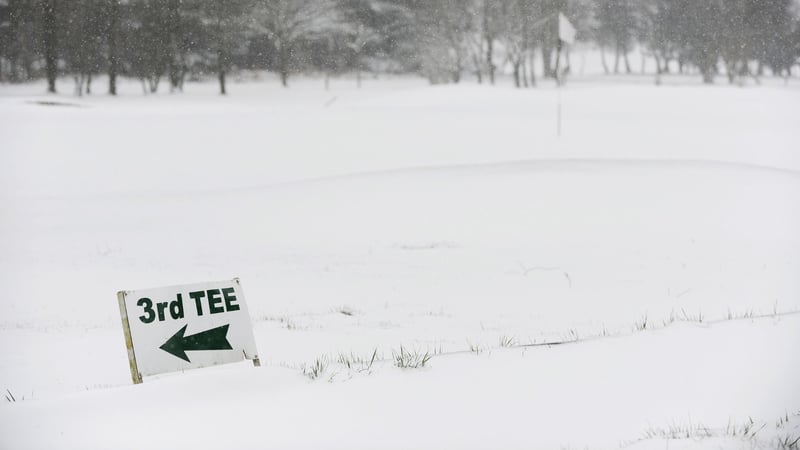 Damit wir im Winter Golf spielen können, macht sich der Greenkeeper im Herbst viel Arbeit. (Foto: Getty)