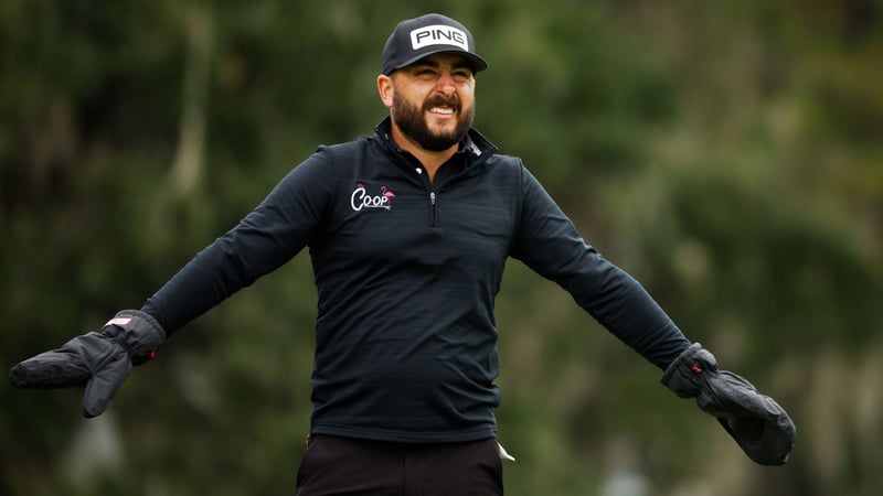 Tiefe Temperaturen auf der PGA Tour: Stephan Jäger versucht seine Hände während Runde 1 warm zu halten. (Foto: Getty)