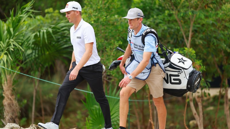 Matthias Schwab mit seinem Caddie in Mexiko. (Foto: Getty)