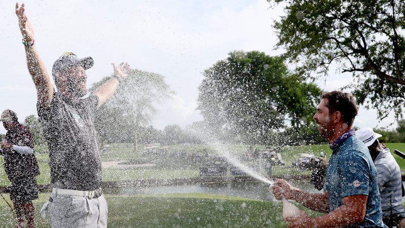 Erster Sieg auf der DP World Tour: Ockie Strydom lässt sich von Landsmann Erik van Rooyen feiern. (Foto: Getty)