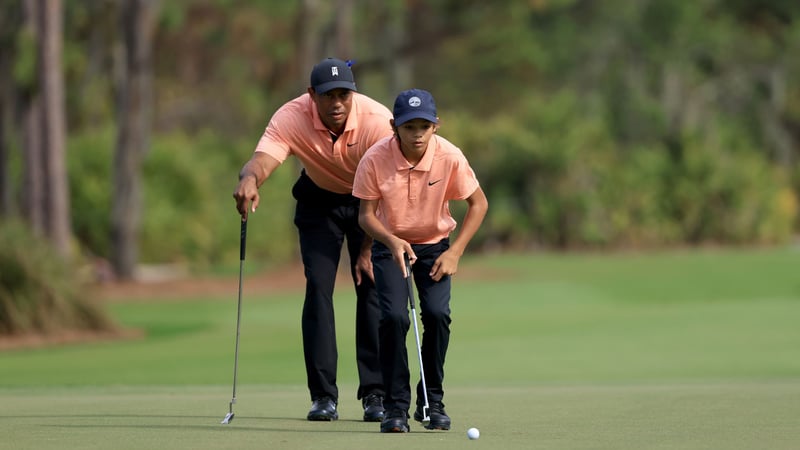Seite an Seite: Tiger Woods schaut seinem Sohn Charlie über die Schulter. (Foto: Getty)
