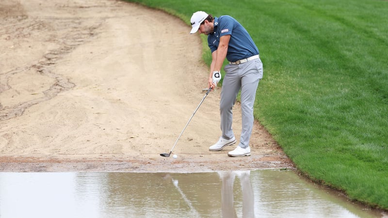 Vom Regen gezeichnet: Nicolai von Dellingshausen spielt im nassen Dubai. (Foto: Getty)