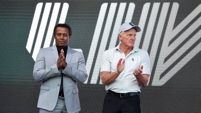 Greg Norman (re., hier mit LIV Golf Managing Director Majed Al Sorour) muss zwei seiner Top-Manager bei LIV Golf ziehen lassen.