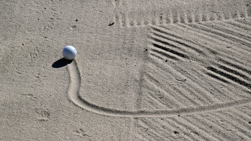 Golfregeln im Sandbunker: Was passiert, wenn sich dort zwei Bälle treffen? (Foto: Getty)