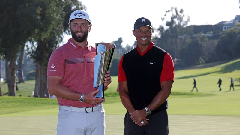 Dritter Sieg auf der PGA Tour in 2023: Jon Rahm mit Gastgeber Tiger Woods. (Foto: Getty)