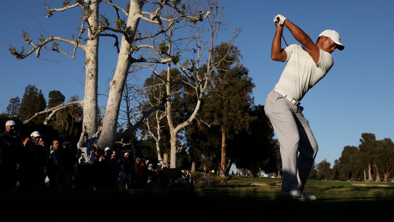 Tiger Woods schlägt im Riviera Country Club ab. (Foto: Getty)
