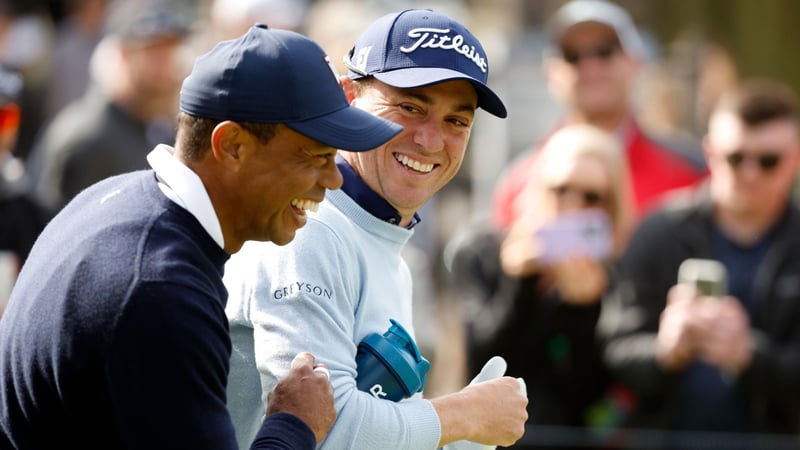 Teilen denselben Humor: Tiger Woods und Justin Thomas. (Foto: Getty)