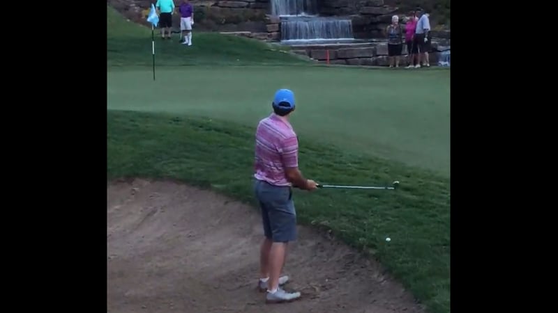 Dieser Amateut hatte mit der Lage seines Balles durchaus zu kämpfen. (Foto: Twitter @GolfMonthly)