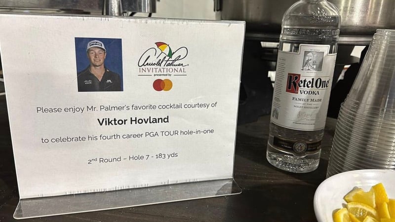 Viktor Hovland hält sein Wort und spendiert den Medienvertretern nach seinem Hole-in-One auf der PGA Tour eine Runde Schnaps. (Foto: Twitter @DrunkByTheTurn)
