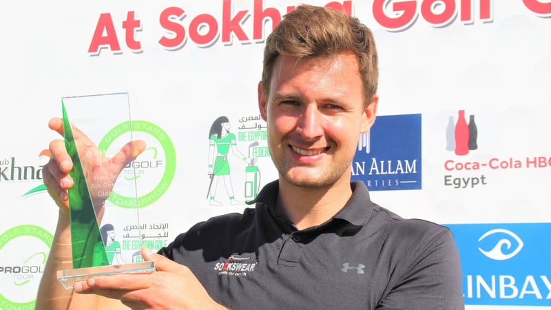 Christian Bräunig schnappt sich seine erste Trophäe auf der Pro Golf Tour. (Foto: Pro Golf Tour)