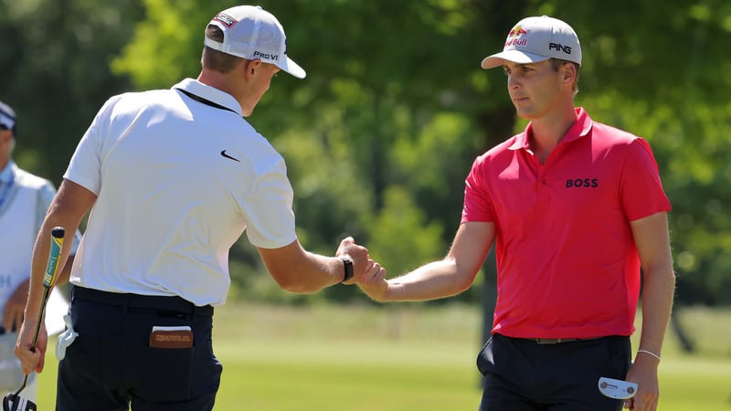 Matthias Schwab (re.) und sein Teampartner Vincent Norrman (li.) gratulieren sich zu einer guten Runde auf der PGA Tour. (Foto: Getty)