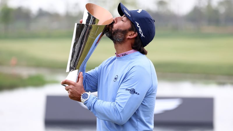 Pablo Larrazábal mit der Trophäe der Korea Championship. (Foto: Getty)