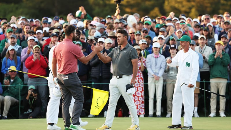 Brooks Koepka gratuliert Jon Rahm zum Sieg beim US Masters 2023 (Foto: Getty)