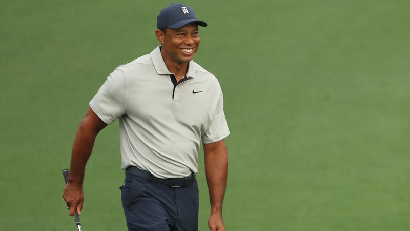 Tiger Woods hat auf einer Proberunde im Augusta National Grund zum Lachen. (Foto: Getty)