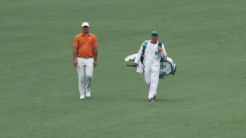 Brooks Koepkas Caddie stand am ersten Tag des US Masters 2023 im Mittelpunkt einer Regelfrage. (Foto. Getty)