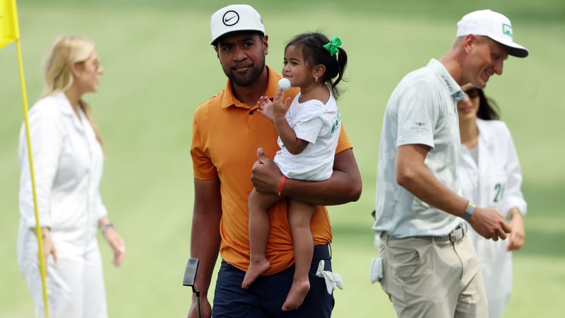 Tony Finau mit einem seiner fünf Kinder, die er alle mit zum Par-3-Contest mitbrachte. (Foto: Getty)