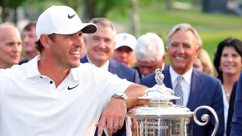 Brooks Koepka mit PGA CEO Seth Waugh im Hintergrund. (Foto: Getty)