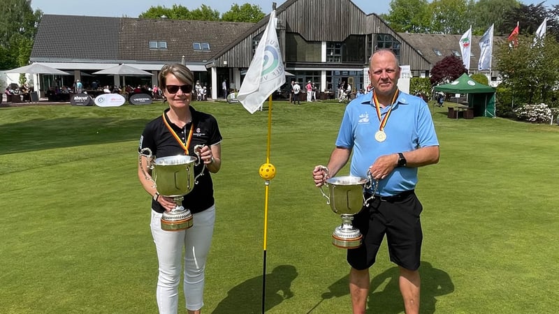 Silvia Wilms (Münchener GC, links) und Martin Birkholz (GSV Düsseldorf) gewinnen wie schon 2022 die DM AK 50. (Foto: Langer Sport Marketing)