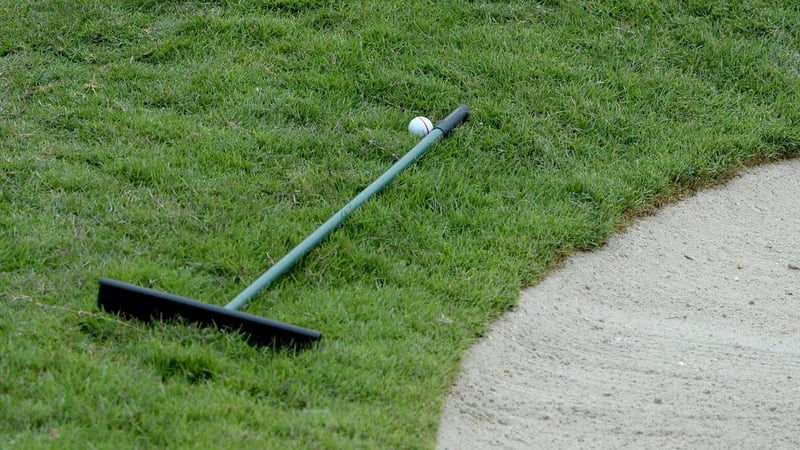 Wie würden Sie diese verzwickte Lage lösen? Die Golfregeln haben eine klare Vorgehensweise. (Foto: Getty)