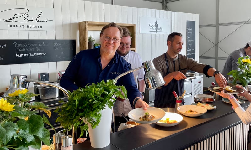Küchenkünstler bei der Porsche European Open 2023: Drei-Sterne-Koch Thomas Bühner konzipiert, organisiert, koordiniert, kontrolliert – und kocht auch selbst. (Foto: Michael F. Basche)