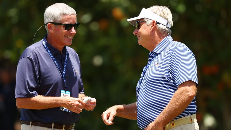 Jimmy Dunne, hier im Gespräch mit PGA Tour Commissioner Jay Monahan, war einer der Köpfe hinter dem Deal mit dem saudi-arabischen Staatsfond PIF. (Quelle: Getty)