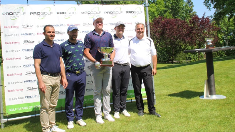 Pro Golf Tour: Kariem Baraka (Geschäftsführer Riedhof), Andoni Etchenqiue, Tadeas Tetak, Kristof Ulenaers und Turnierdirektor Marcus Hamberger (v. l.) bei der Siegerehrung. Riedhof Open 2023