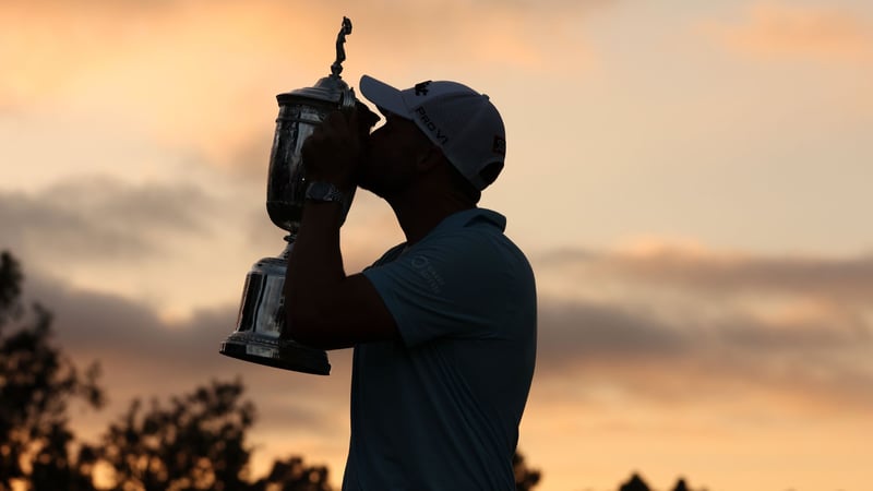 Wyndham Clark mit der Trophäe der US Open 2023. (Foto Getty)