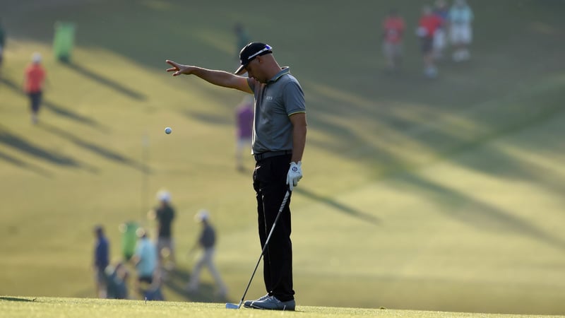 Wann darf man den Golfball hinlegen, statt zu droppen? Das besagen die Golfregeln. (Foto:getty)