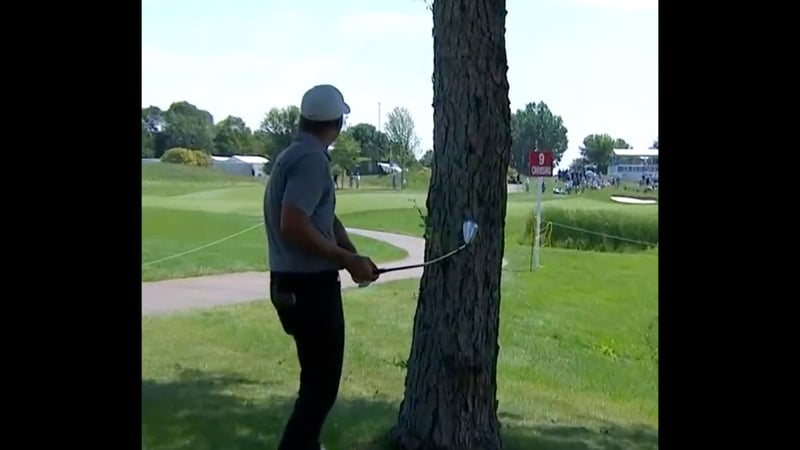 Nick Hardy zerschmettert Schläger an Baum. (Foto: Twitter.com/@PGATour)