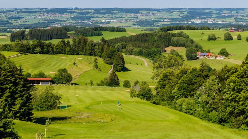 Der Ausblick des höchsten Abschlags Deutschlands (1.011 m) im Golfclub Waldegg-Wiggensbach im Allgäu. (Quelle: GC Waldegg-Wiggensbach)