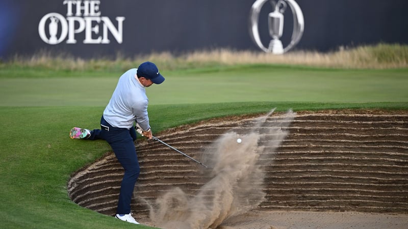 Rory McIlroy einbeinig im Bunker. (Foto: Twitter/@TheOpen)