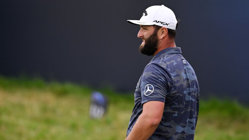 Ein Lachen erhellt das Pokerface von Jon Rahm. (Foto: Getty)