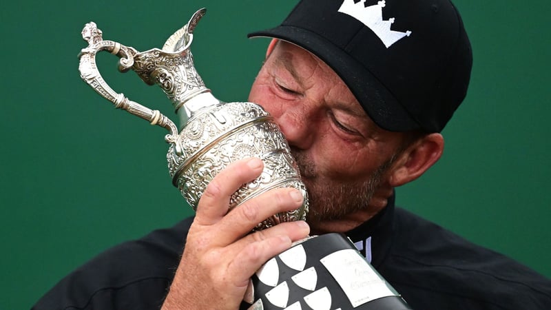 Alex Cejka küsst die Trophäe der Senior Open Championship 2023. (Foto: Getty)