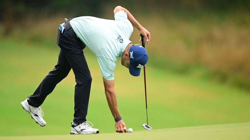 Golfregeln: Den Ball auf dem Grün markieren, bevor man ihn aufnimmt. (Foto: Getty)