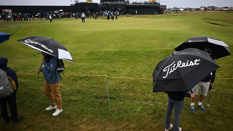 Regenfeatures und anderes zeitloses Golf Equipment shoppen im All4Golf Sommerschlussverkauf (Foto: Getty)