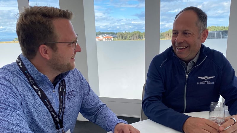 Matthias Gräf im Gespräch mit Graeme Russell, dem CBO bei Genesis bei der Genesis Scottish Open. (Foto: Golf Post)